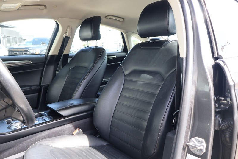 Ford Fusion Energi Vehicle Full-screen Gallery Image 16