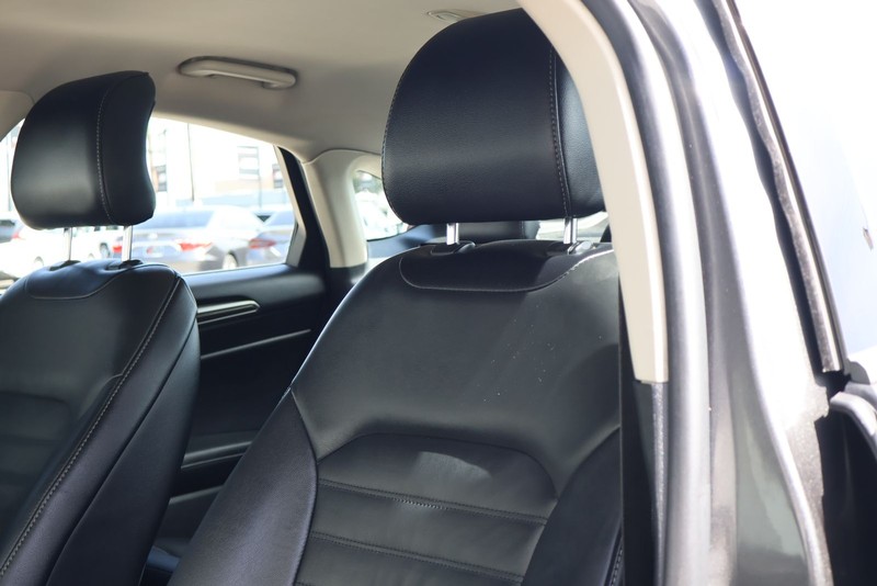 Ford Fusion Energi Vehicle Full-screen Gallery Image 17