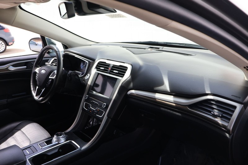 Ford Fusion Energi Vehicle Full-screen Gallery Image 18