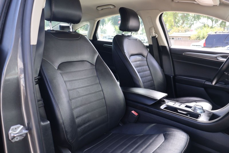 Ford Fusion Energi Vehicle Full-screen Gallery Image 19