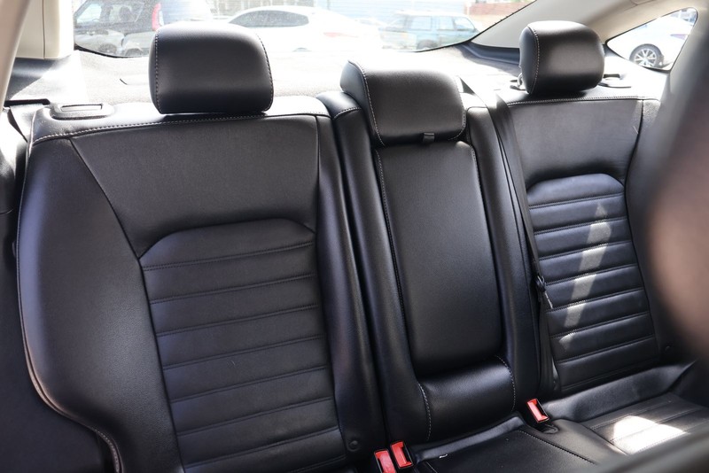 Ford Fusion Energi Vehicle Full-screen Gallery Image 20