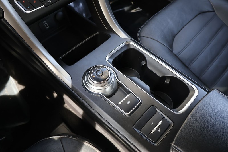 Ford Fusion Energi Vehicle Full-screen Gallery Image 30