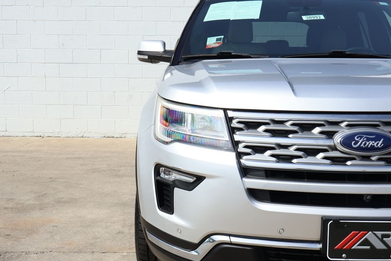 Ford Explorer Vehicle Full-screen Gallery Image 03