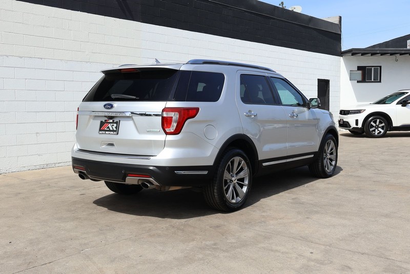 Ford Explorer Vehicle Full-screen Gallery Image 05