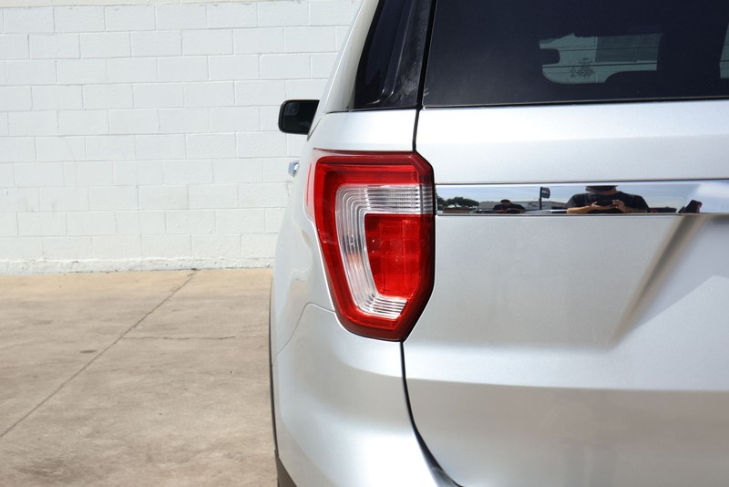 Ford Explorer Vehicle Full-screen Gallery Image 07