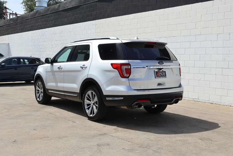 Ford Explorer Vehicle Full-screen Gallery Image 11