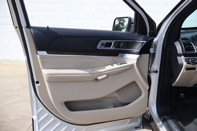 Ford Explorer Vehicle Full-screen Gallery Image 14