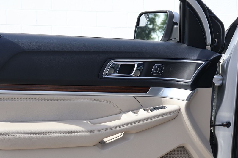 Ford Explorer Vehicle Full-screen Gallery Image 15