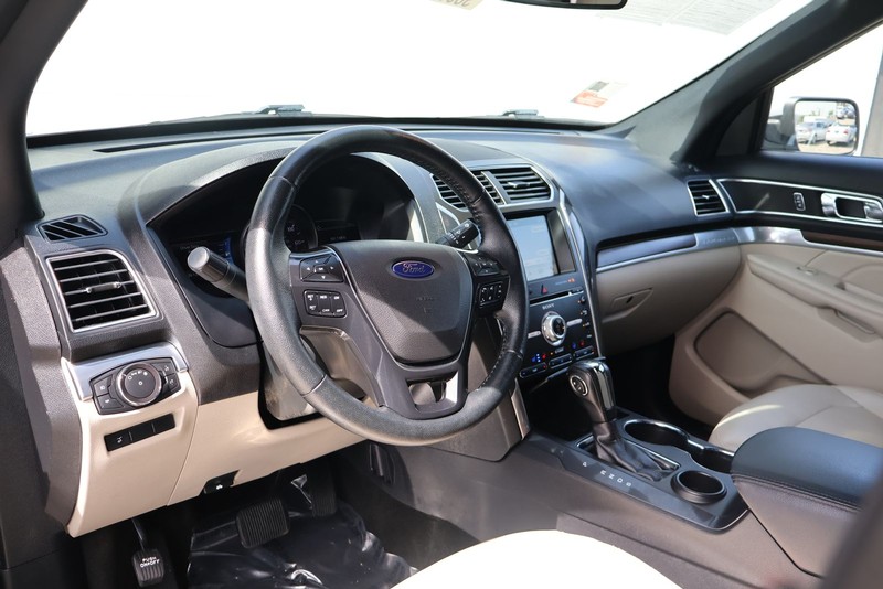 Ford Explorer Vehicle Full-screen Gallery Image 16