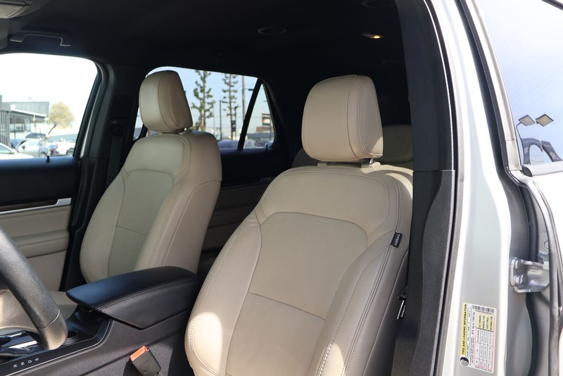 Ford Explorer Vehicle Full-screen Gallery Image 17