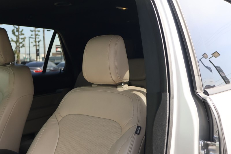 Ford Explorer Vehicle Full-screen Gallery Image 18