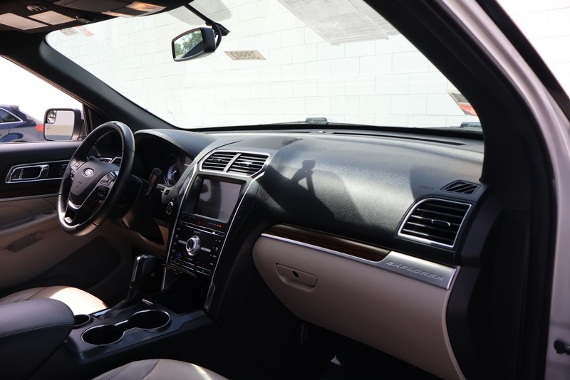 Ford Explorer Vehicle Full-screen Gallery Image 19