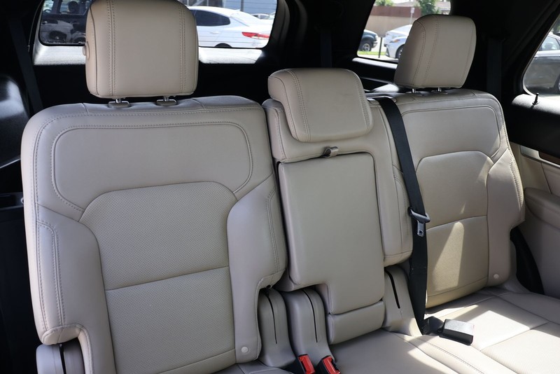 Ford Explorer Vehicle Full-screen Gallery Image 21