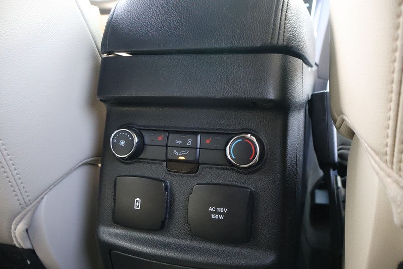 Ford Explorer Vehicle Full-screen Gallery Image 22