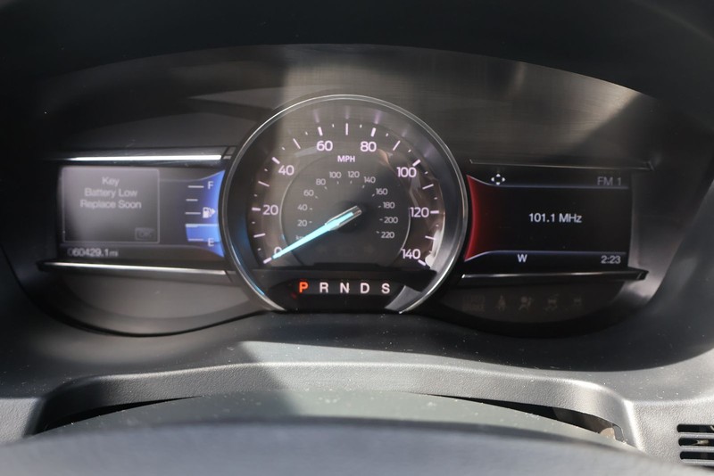 Ford Explorer Vehicle Full-screen Gallery Image 24