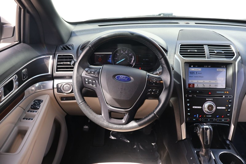 Ford Explorer Vehicle Full-screen Gallery Image 25