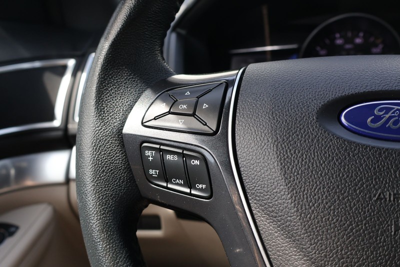 Ford Explorer Vehicle Full-screen Gallery Image 26