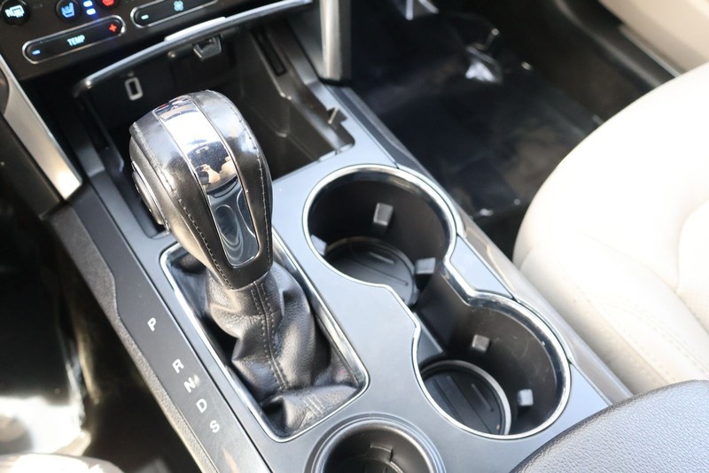 Ford Explorer Vehicle Full-screen Gallery Image 32