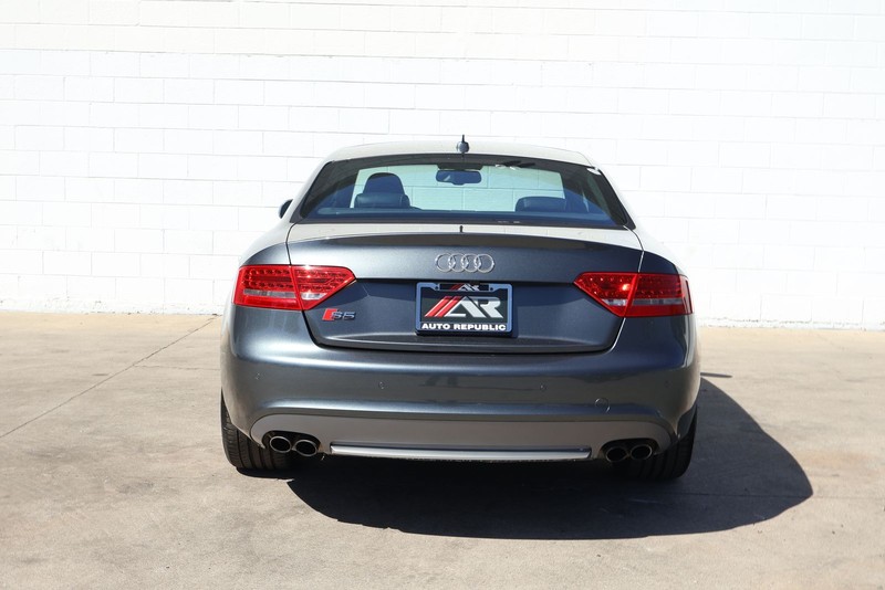 Audi S5 Vehicle Full-screen Gallery Image 04