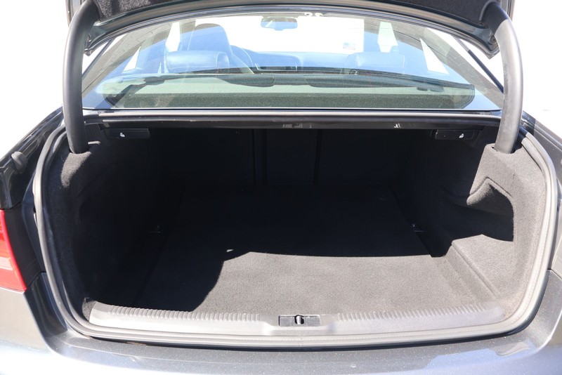 Audi S5 Vehicle Full-screen Gallery Image 06