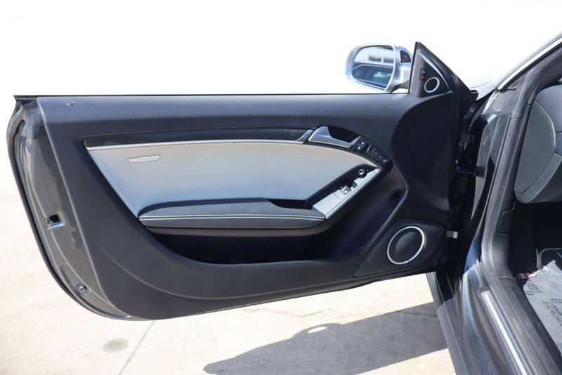 Audi S5 Vehicle Full-screen Gallery Image 12