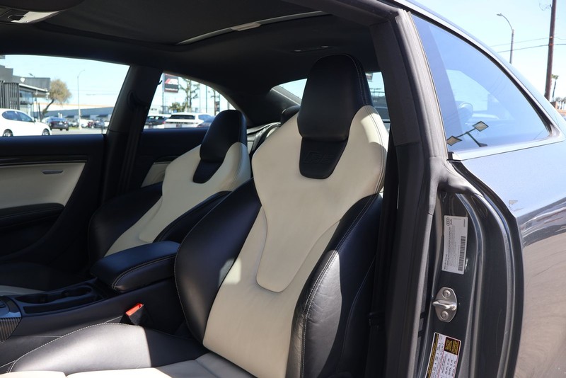 Audi S5 Vehicle Full-screen Gallery Image 15