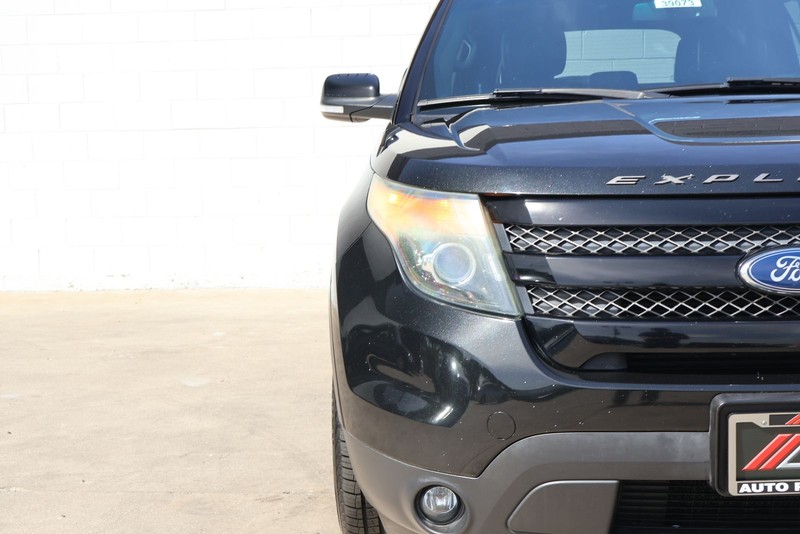 Ford Explorer Vehicle Full-screen Gallery Image 03