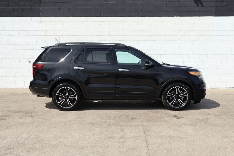 Ford Explorer Vehicle Full-screen Gallery Image 04