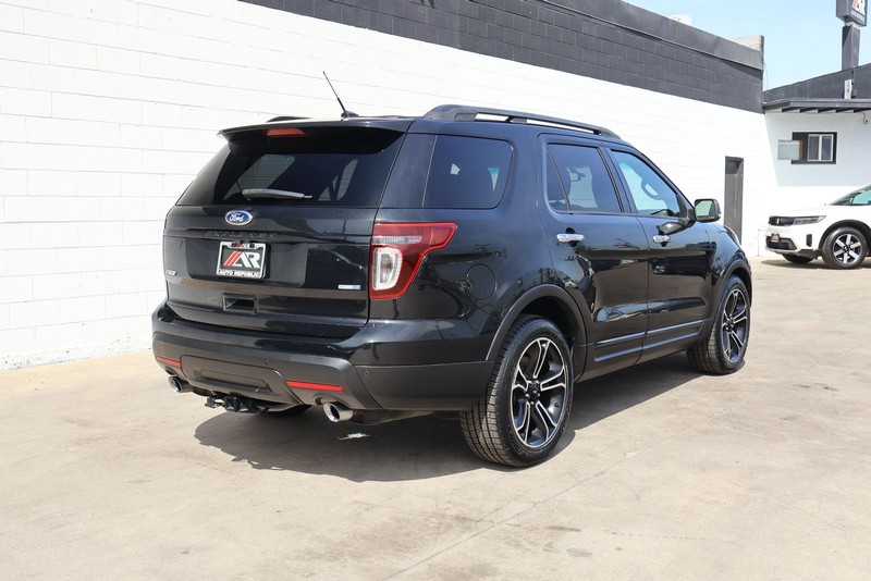 Ford Explorer Vehicle Full-screen Gallery Image 05