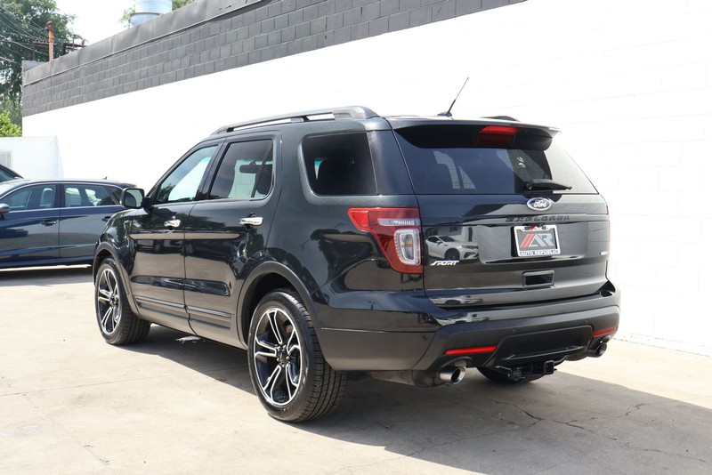 Ford Explorer Vehicle Full-screen Gallery Image 09