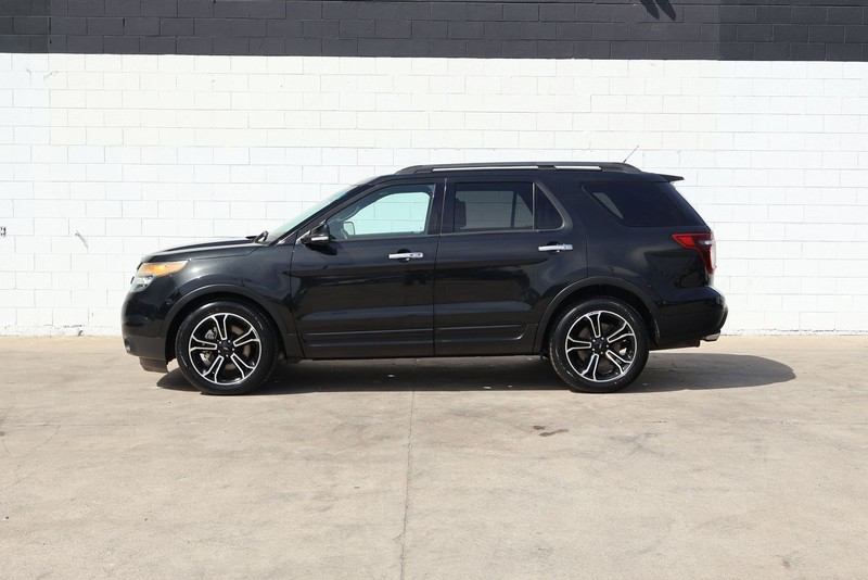 Ford Explorer Vehicle Full-screen Gallery Image 10