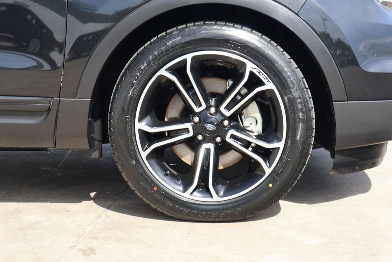 Ford Explorer Vehicle Full-screen Gallery Image 13