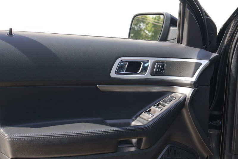 Ford Explorer Vehicle Full-screen Gallery Image 15