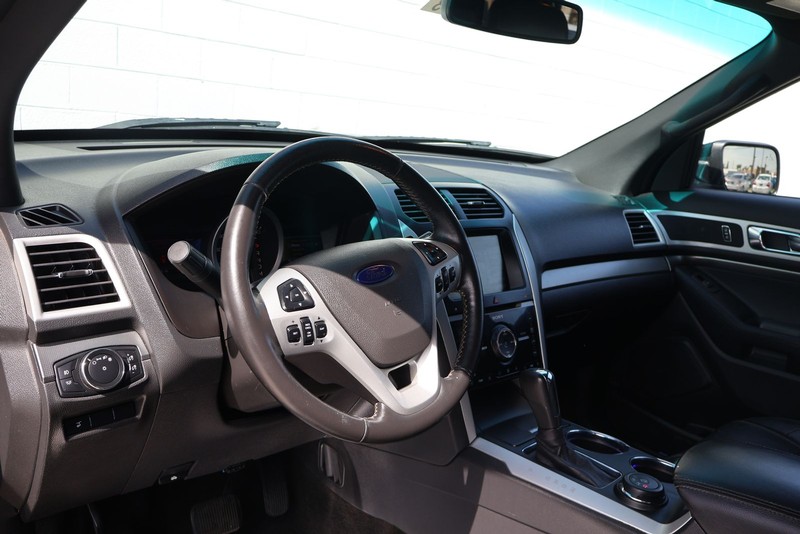 Ford Explorer Vehicle Full-screen Gallery Image 16