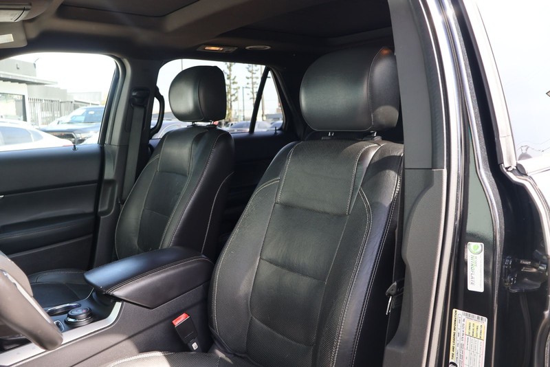 Ford Explorer Vehicle Full-screen Gallery Image 17