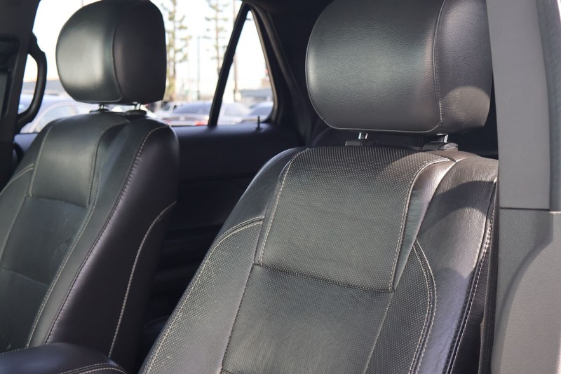 Ford Explorer Vehicle Full-screen Gallery Image 18