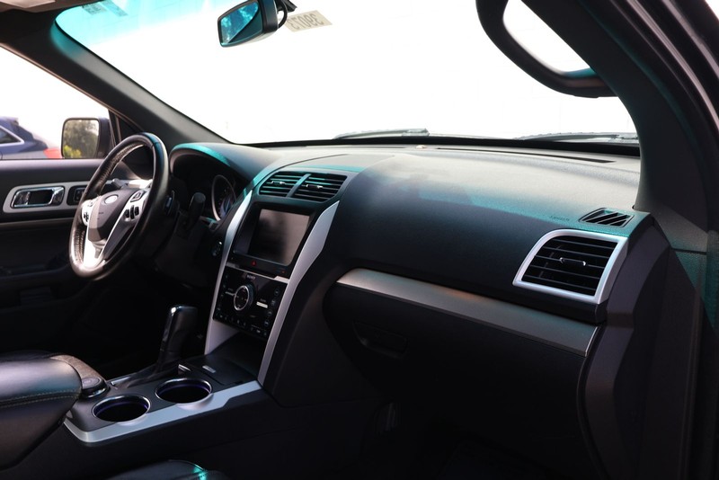 Ford Explorer Vehicle Full-screen Gallery Image 19