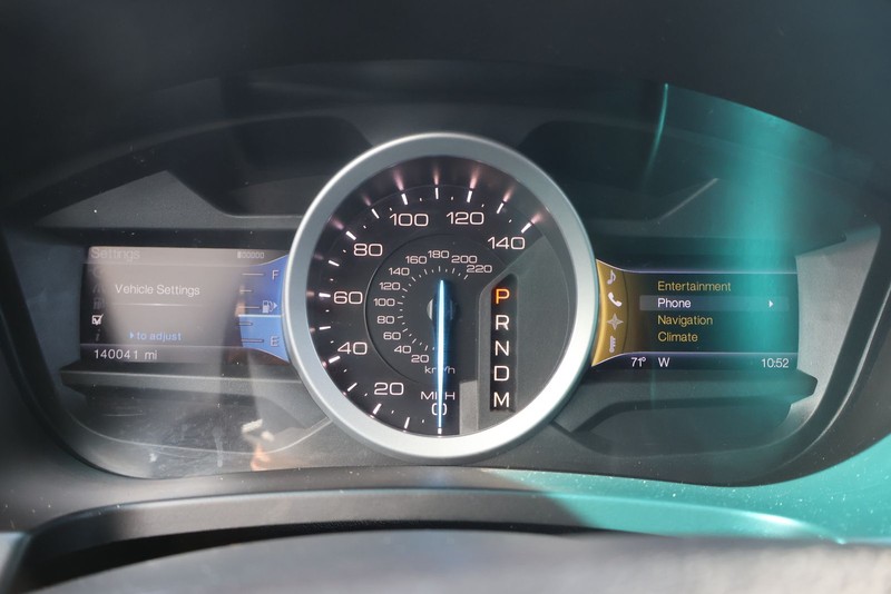 Ford Explorer Vehicle Full-screen Gallery Image 25