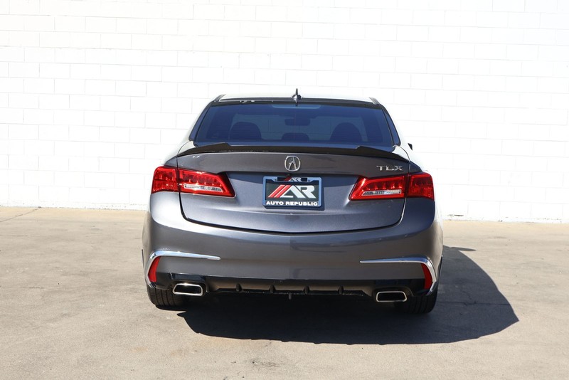 Acura TLX Vehicle Full-screen Gallery Image 06