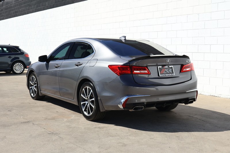 Acura TLX Vehicle Full-screen Gallery Image 11