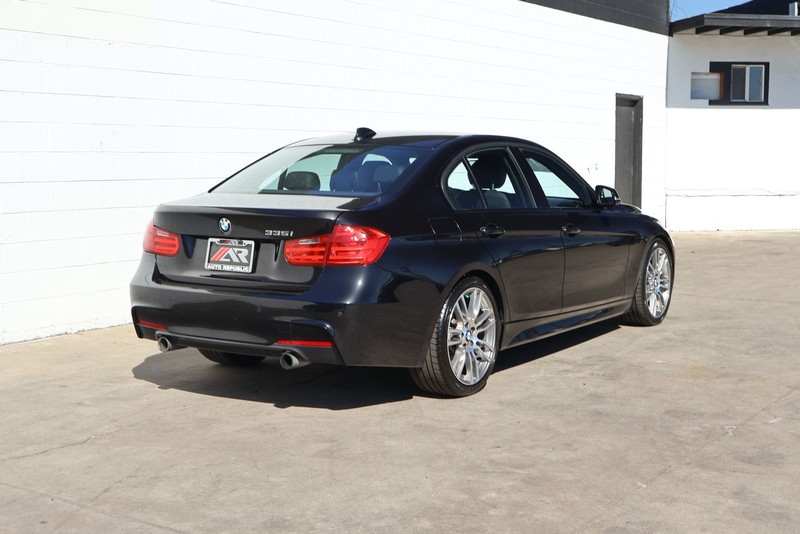 BMW 3 Series Vehicle Full-screen Gallery Image 05