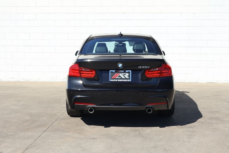 BMW 3 Series Vehicle Full-screen Gallery Image 06