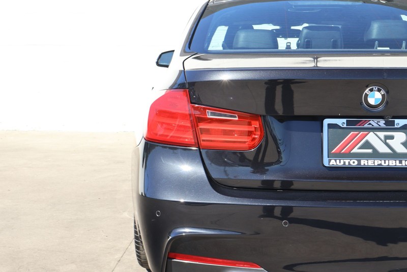 BMW 3 Series Vehicle Full-screen Gallery Image 07