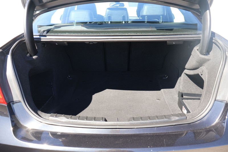 BMW 3 Series Vehicle Full-screen Gallery Image 08