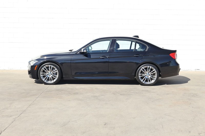 BMW 3 Series Vehicle Full-screen Gallery Image 10