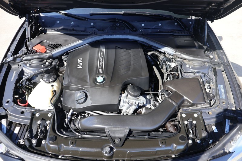 BMW 3 Series Vehicle Full-screen Gallery Image 12