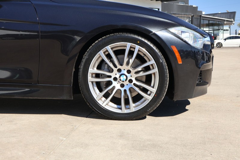 BMW 3 Series Vehicle Full-screen Gallery Image 13