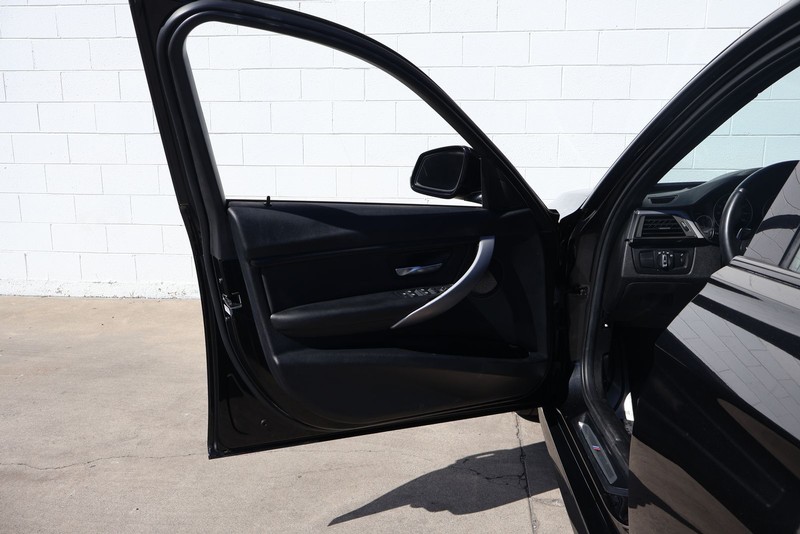 BMW 3 Series Vehicle Full-screen Gallery Image 14