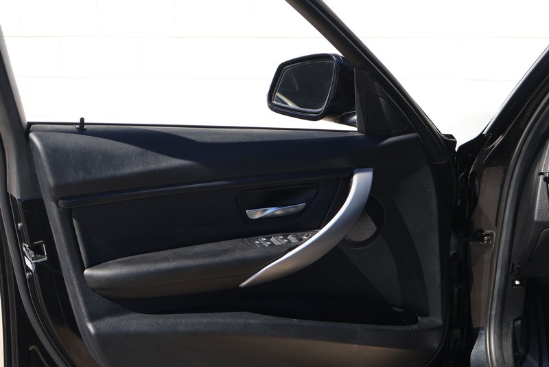 BMW 3 Series Vehicle Full-screen Gallery Image 15