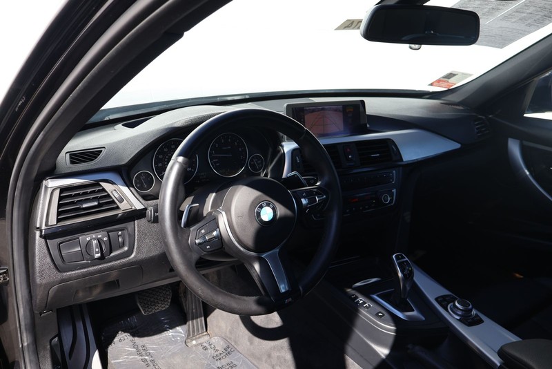 BMW 3 Series Vehicle Full-screen Gallery Image 16